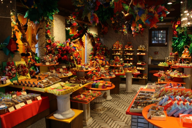 vitrine-SPERACEDES-min_candy_store_chocolate_shop_chocolate_switzerland-393515